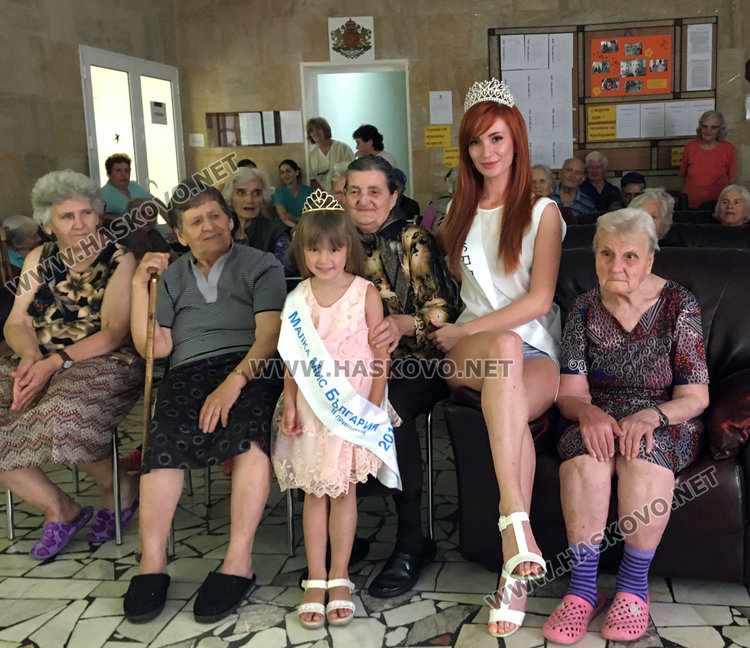 Мис България-Хасково води малки красавици на гости в старческия дом