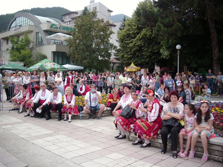 Девин Денс Фест събра любители на българските народни танци от цялата страна