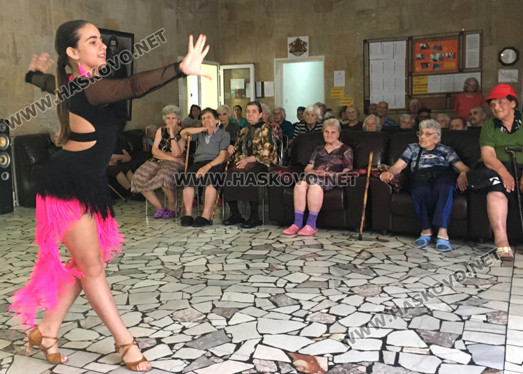 Мис България-Хасково води малки красавици на гости в старческия дом