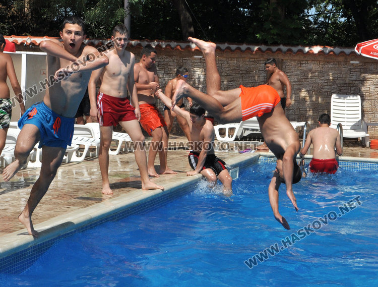 Младежи  в плувна надпревара срещу дрогата