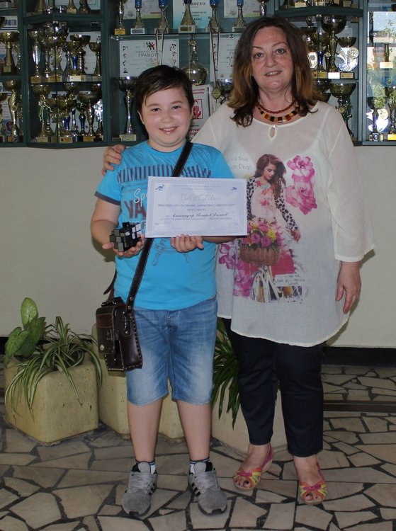 Преподавател на Александър по английски език е Мариана Делчева