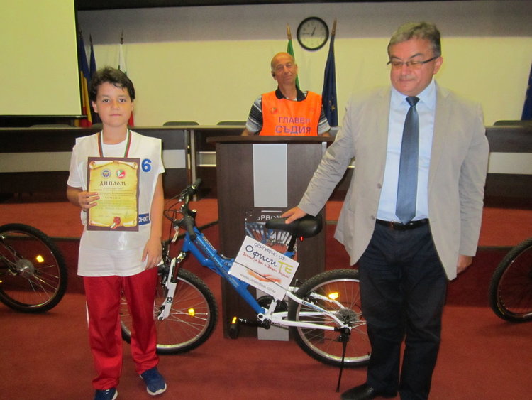 Децата от отбора по приложно колоездене вдигнаха и златната купа