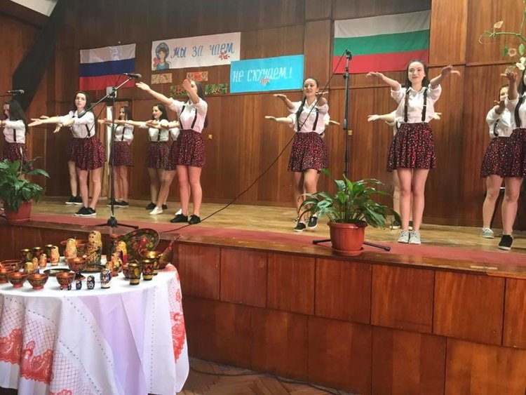 В гимназията артисти, певци и готвачи говорят на руски