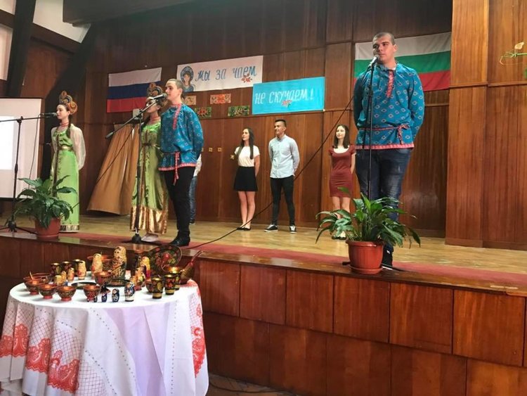 В гимназията артисти, певци и готвачи говорят на руски