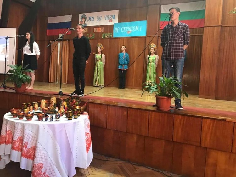 В гимназията артисти, певци и готвачи говорят на руски