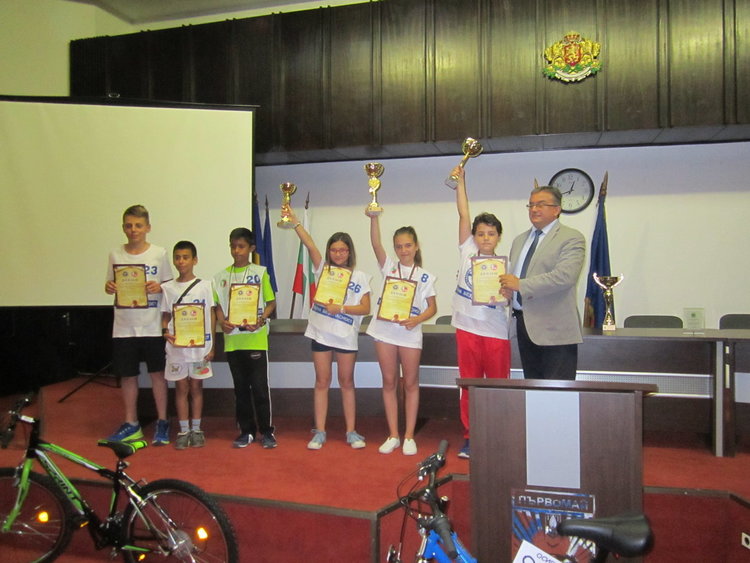 Децата от отбора по приложно колоездене вдигнаха и златната купа