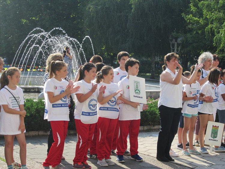 Децата от отбора по приложно колоездене вдигнаха и златната купа