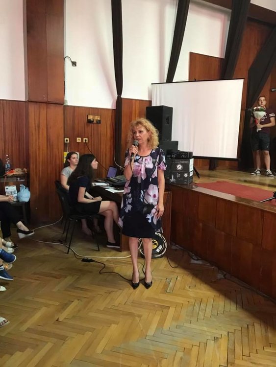 В гимназията артисти, певци и готвачи говорят на руски