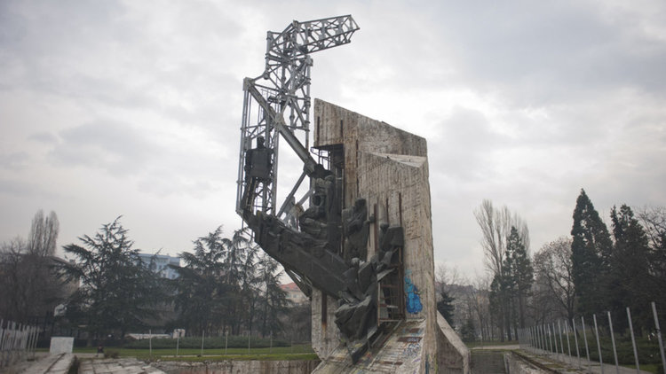 Творци блокират кръстовище в защита на паметника до НДК