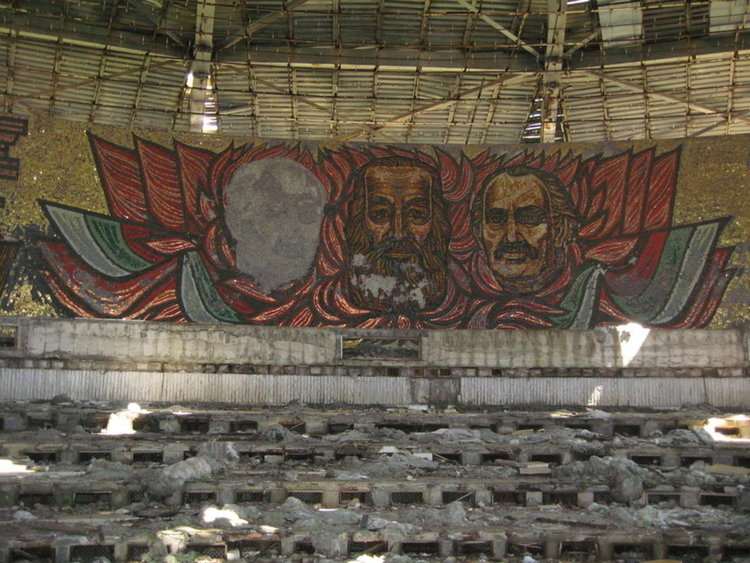 На Бузлуджа, освен сърп и чук, има и истинско изкуство