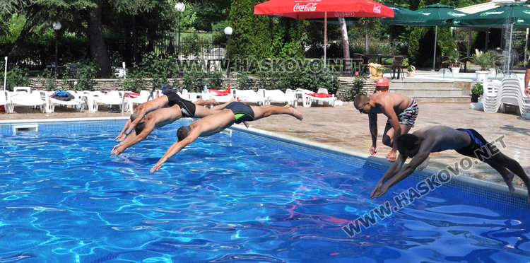 Хасковски спасители на плажа направо от изпита на басейна