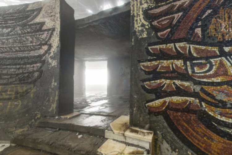 На Бузлуджа, освен сърп и чук, има и истинско изкуство