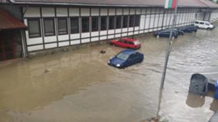 Серия от сигнали на телефон 112 за различни щети и произшествия след пороя вчера