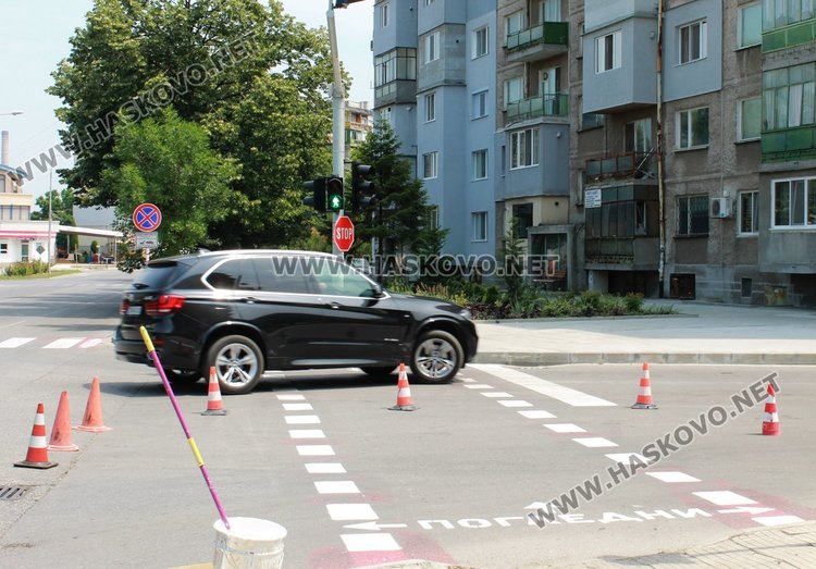 Освежават пак пешеходните пътеки в Димитровград