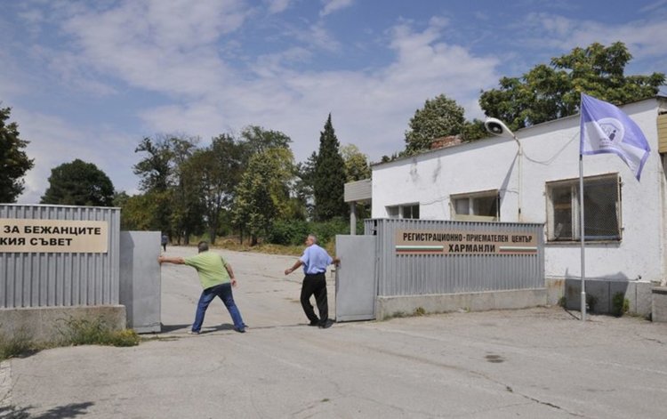 Бой с ножове в лагера в Харманли, сириец намушкан в корема 