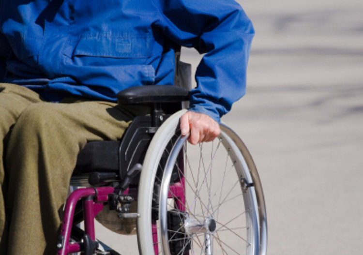 Пращат социалните по домове, училища и болници