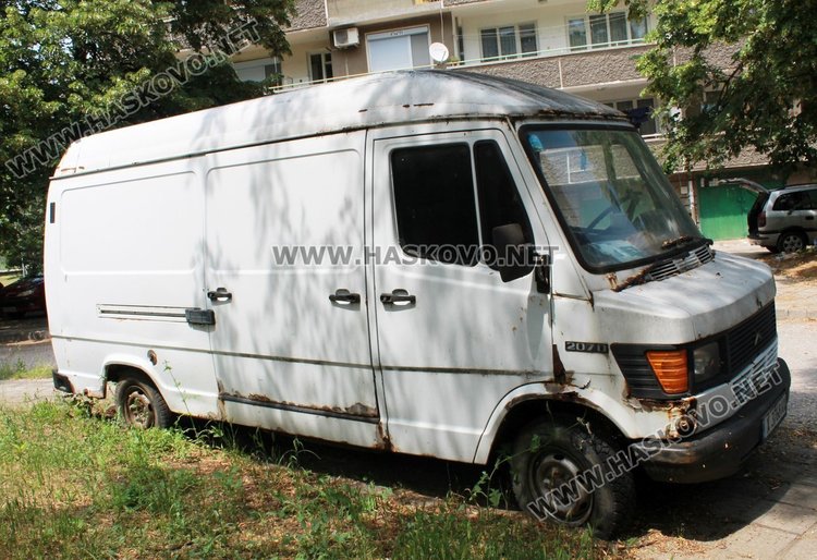 Изоставен автомобил на ул."Иван Вазов"