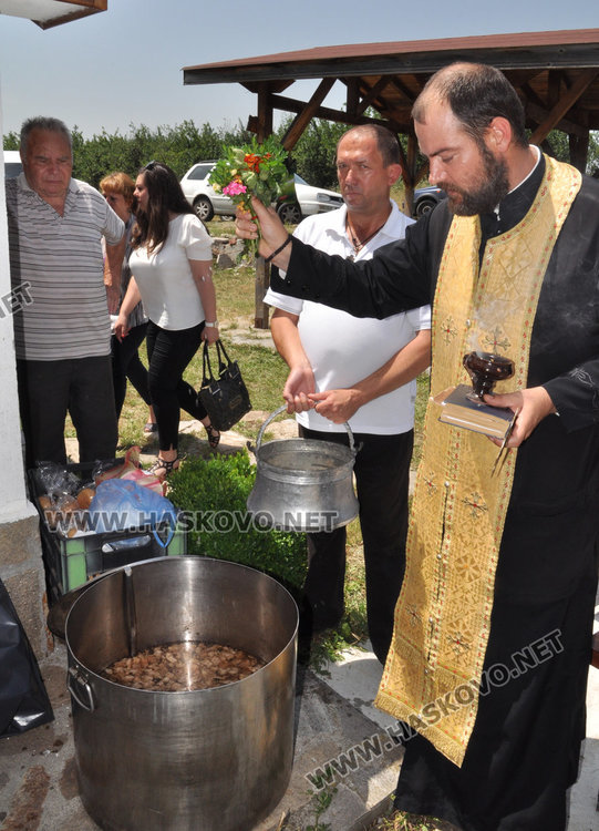 Петровден: Свещеник освещава курбани в две села за час