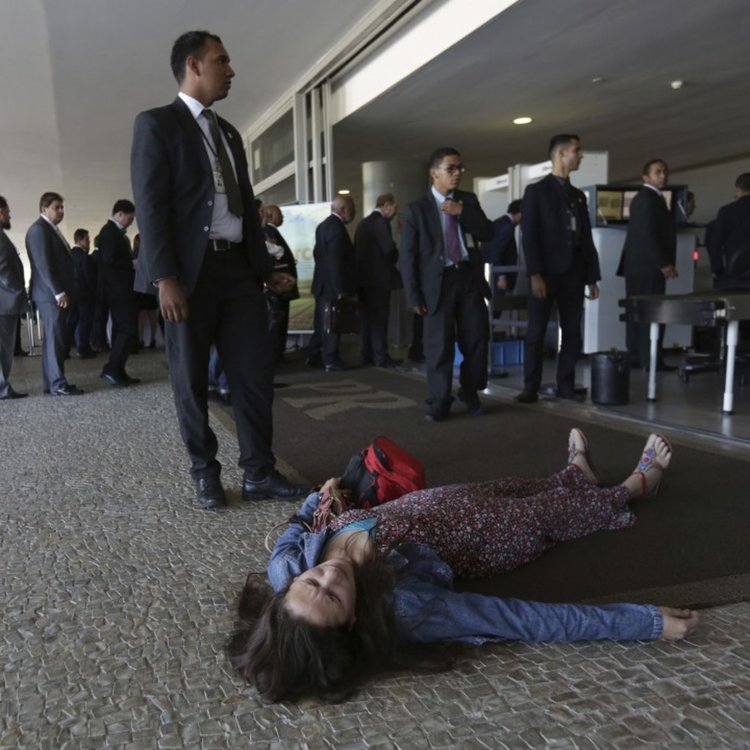 Кола се вряза в портала на президентството в Бразилия