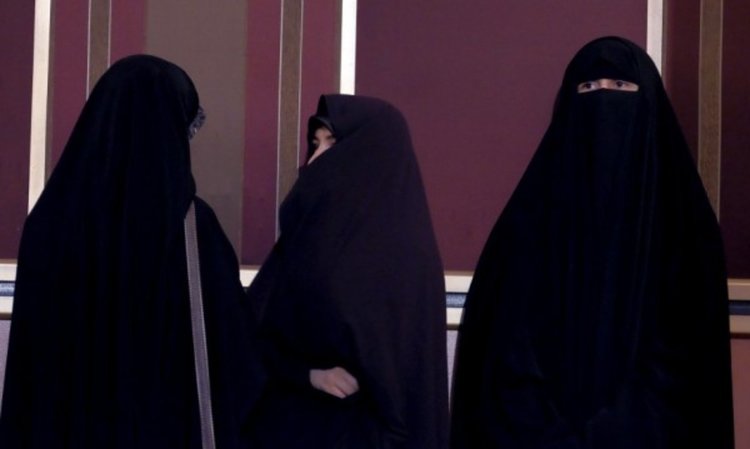Иранки срещу задължителното мюсюлманско облекло  