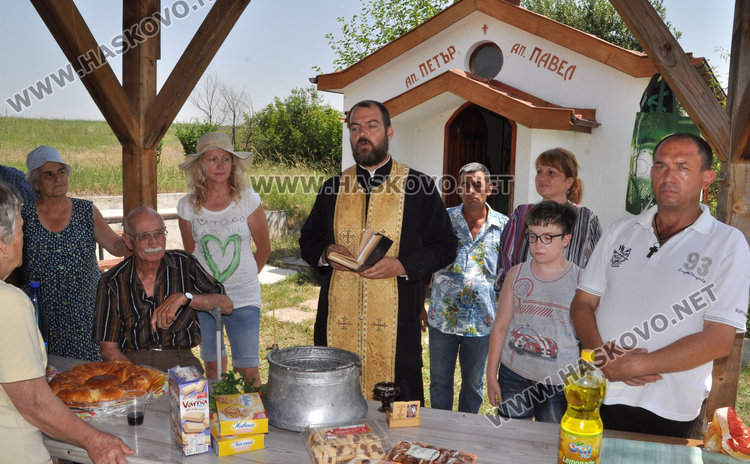 Петровден: Свещеник освещава курбани в две села за час