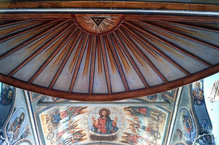 Семейство пловдивчани поддържат храма „Св.св. Петър и Павел“ в Буково