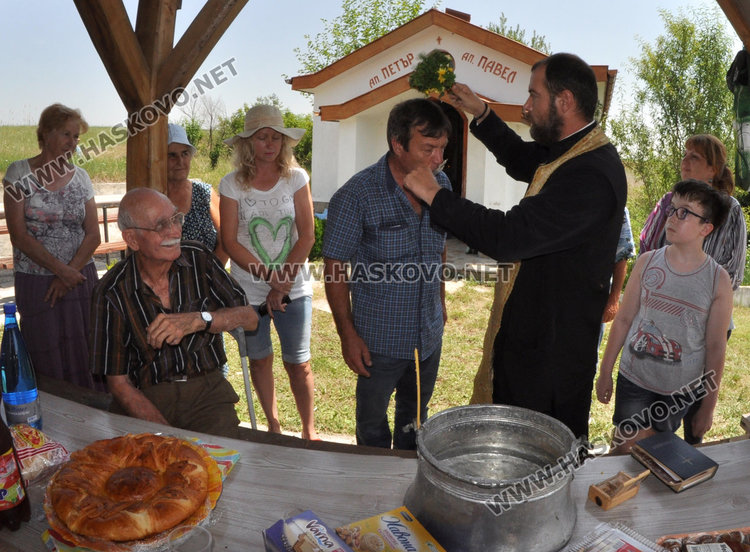 Петровден: Свещеник освещава курбани в две села за час