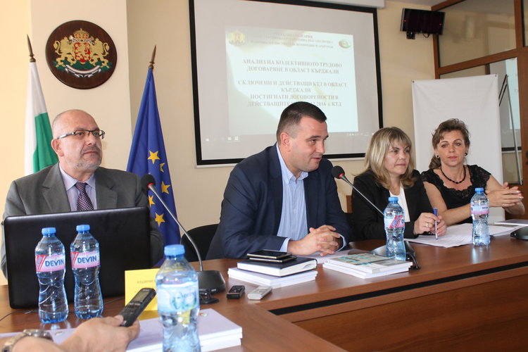 На опашката сме в страната по брой сключени трудови договори