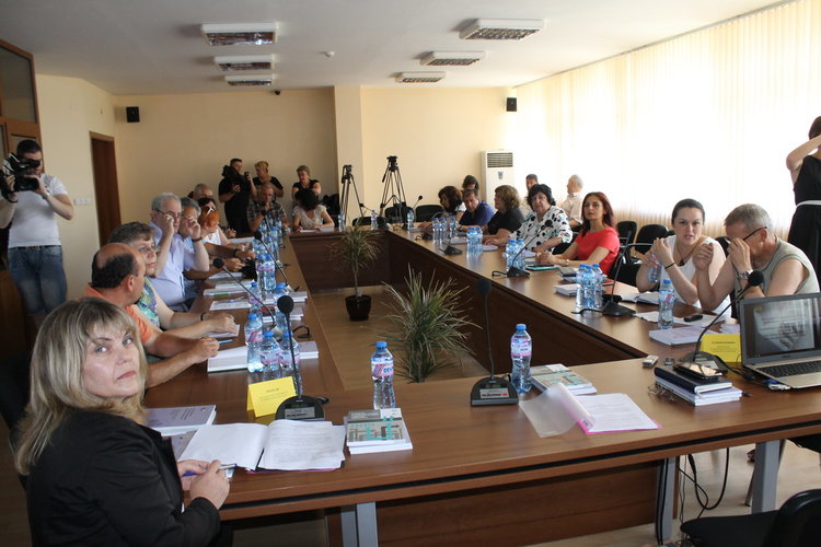 На опашката сме в страната по брой сключени трудови договори