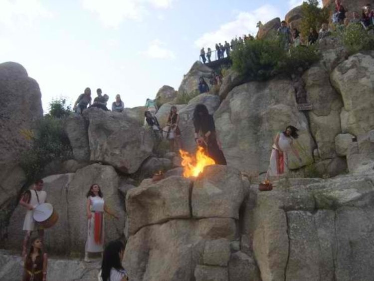 Възстановка на "Винено огнен обряд" на Перперикон