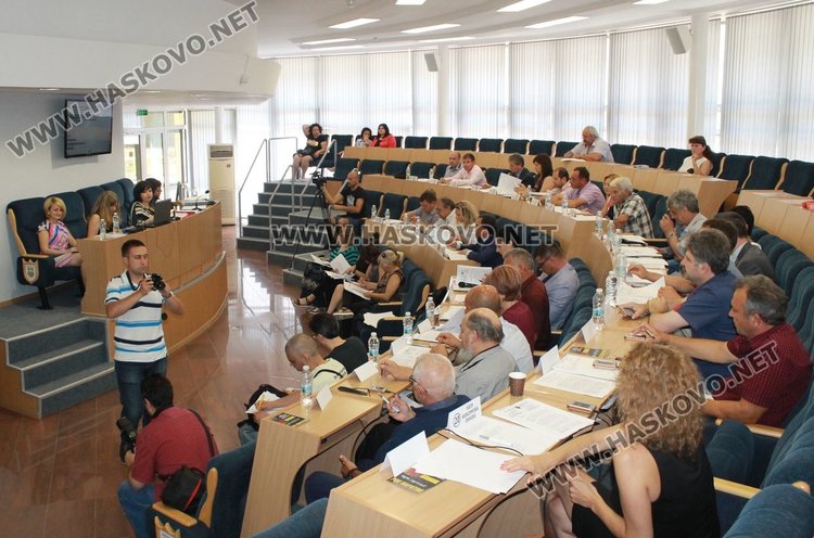 Нито една от трите предложени за химн на Димитровград песни не бе одобрена от Общинският съвет на сесия днес