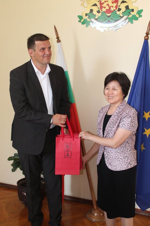 Китайци харесаха черешите и лозята на хасковска област