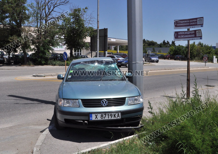 Бус с десен волан залепи Пасат за стълб
