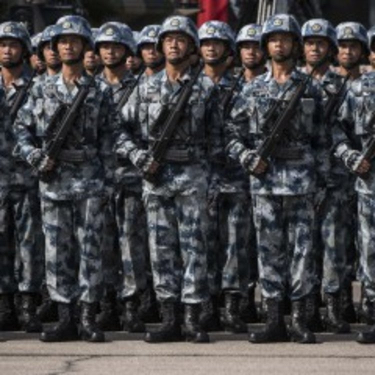 Военен парад посрещна в Хонконг президента на Китай