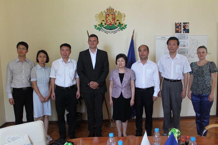 Китайци харесаха черешите и лозята на хасковска област