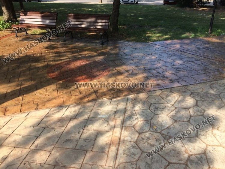 Лакираха настилката на димитровградски парк