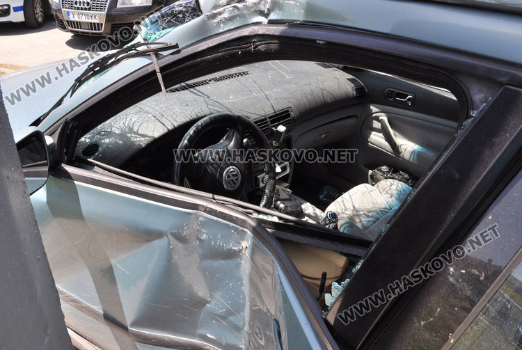 Бус с десен волан залепи Пасат за стълб