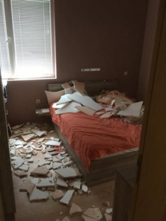 На косъм от трагедията: Таван се срути върху спалня  