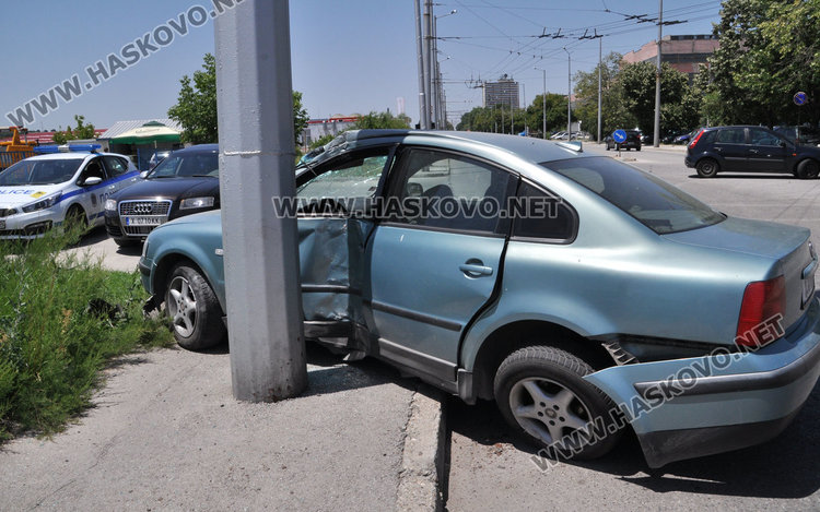 Бус с десен волан залепи Пасат за стълб