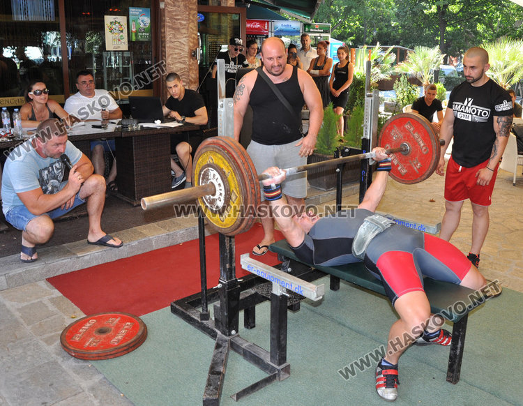 100 силоваци вдигат тежести в пика на жегата в Хасково