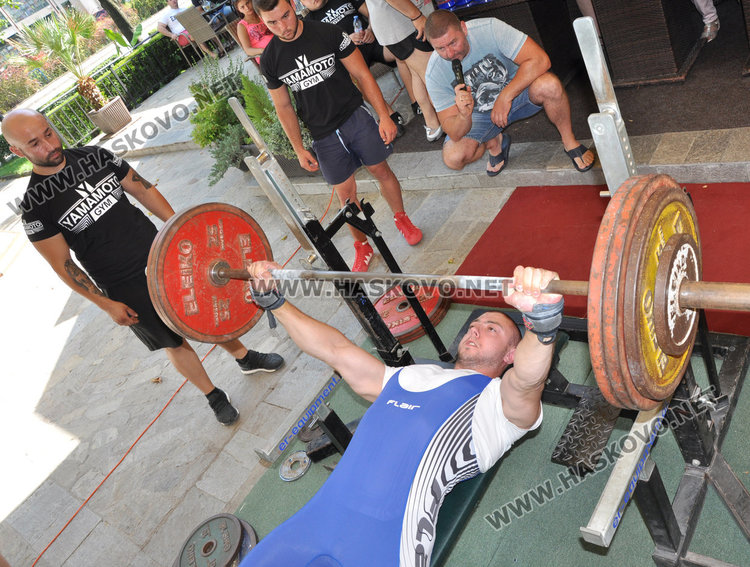 100 силоваци вдигат тежести в пика на жегата в Хасково