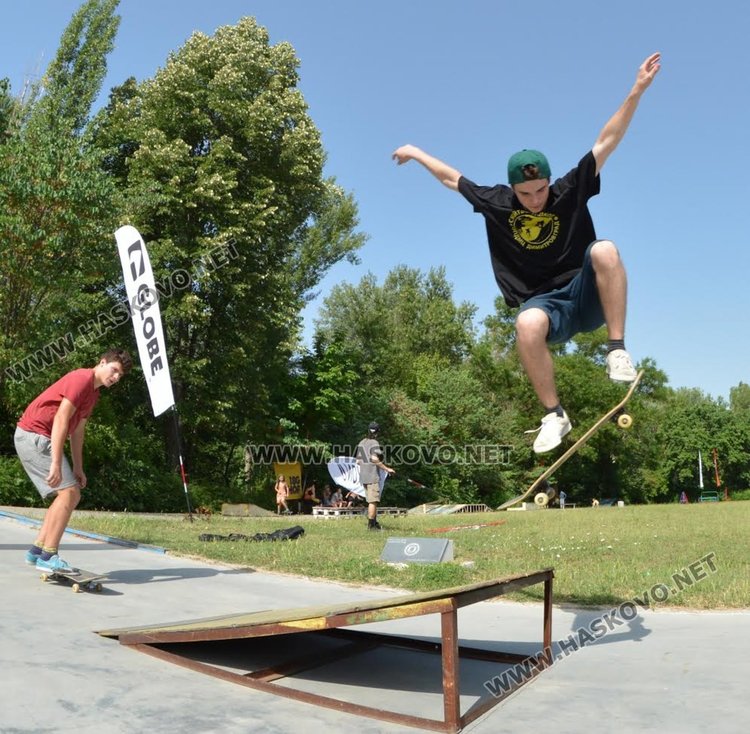 7-годишно момиче мери сили с момчетата в скейтборд състезание