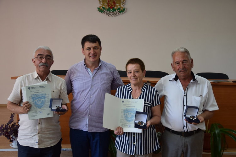 Трима служители на общинската администрация в Ардино удостоени с кристален знак