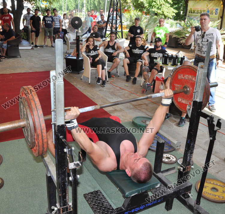 100 силоваци вдигат тежести в пика на жегата в Хасково