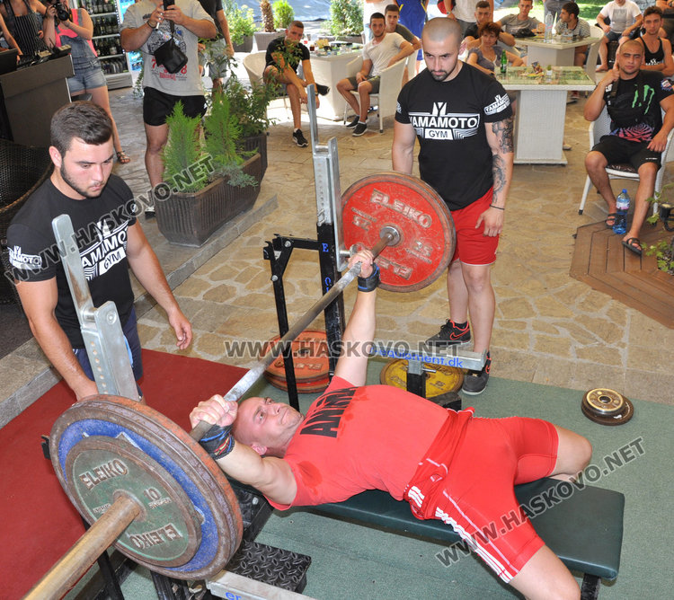 100 силоваци вдигат тежести в пика на жегата в Хасково