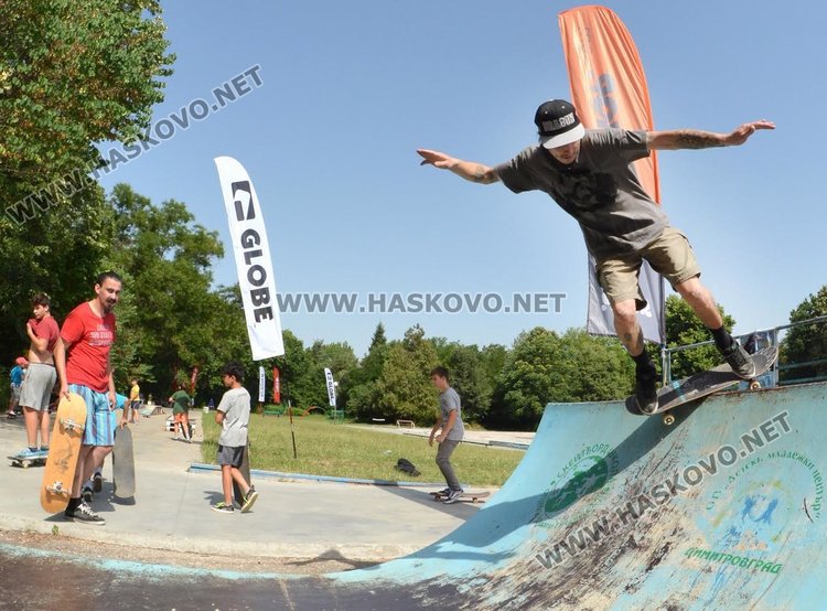 7-годишно момиче мери сили с момчетата в скейтборд състезание