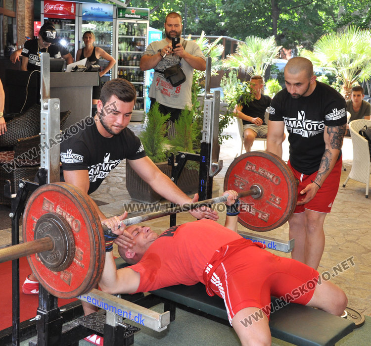 100 силоваци вдигат тежести в пика на жегата в Хасково