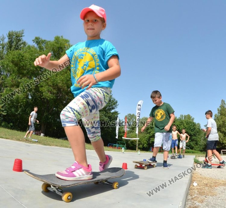 7-годишната Александра се конкурира успешно в момчетата в състезанието по скейтборд