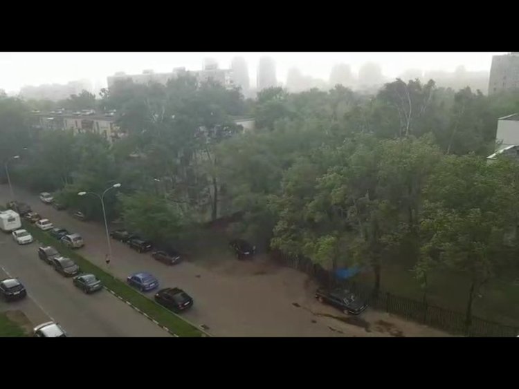 Ураган в Москва взе жертви, полети са отменени