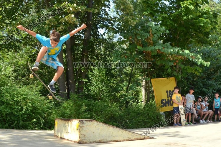 7-годишно момиче мери сили с момчетата в скейтборд състезание